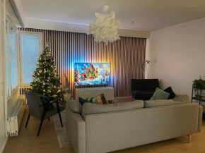 Santa's Holiday Home - Spacious apartment - Private sauna - Free parking & Wi-Fi - Near to SCV